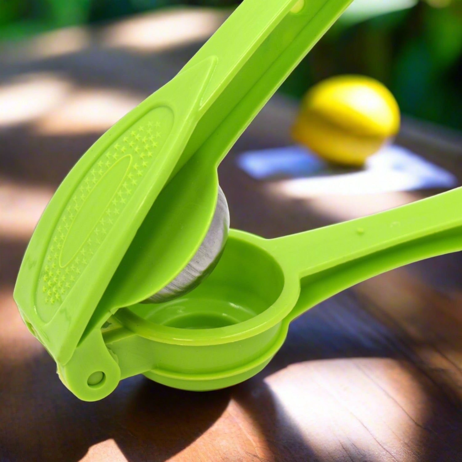 The Quickslice 2-in-1 lemon squeezer's juicing mechanism and pulp filter details.