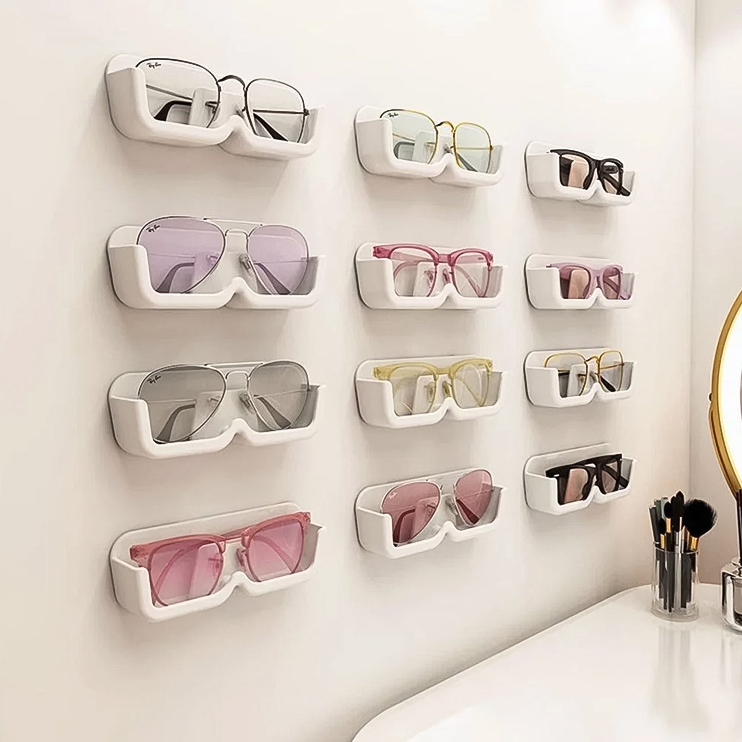 Close-up of the sturdy PP material of the adhesive sunglass rack.