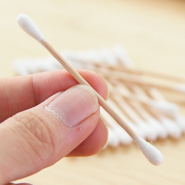 Sustainable cotton swabs made with natural bamboo sticks.