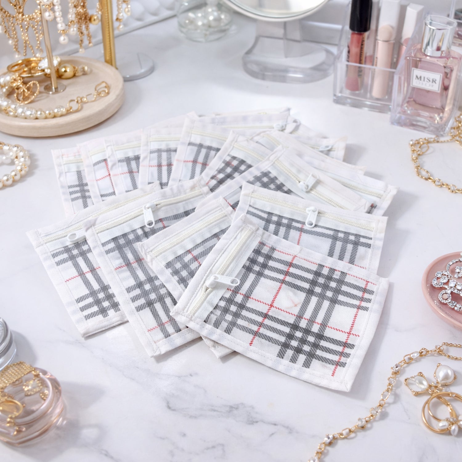 Clear zipper pouches to organize rings and chains in jewellery organizer kit