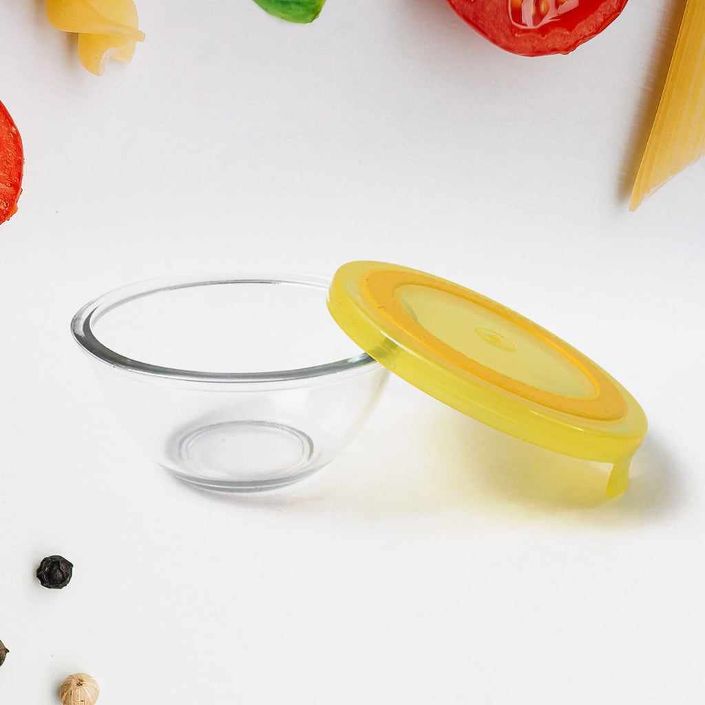 Transparent glass bowls with lids for microwave-safe cooking and storage