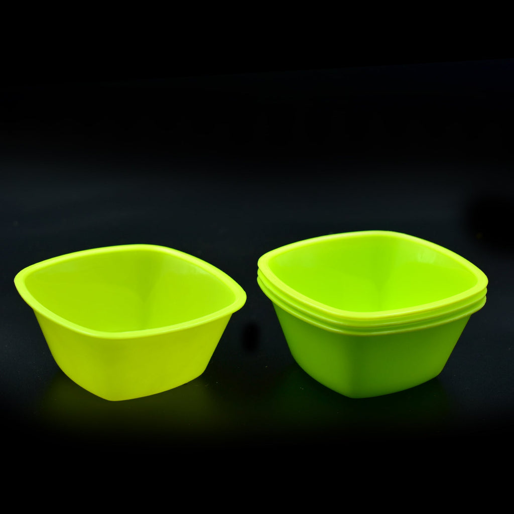 Dimensions of the compact 10 cm square plastic bowls, ideal for individual portions.