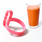 Hand demonstrating the secure and comfortable grip of the anti-slip tumbler handle.