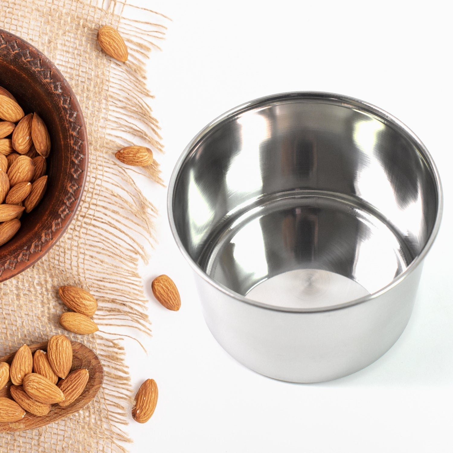 Close-up of the secure, airtight lid on the stainless steel storage container.