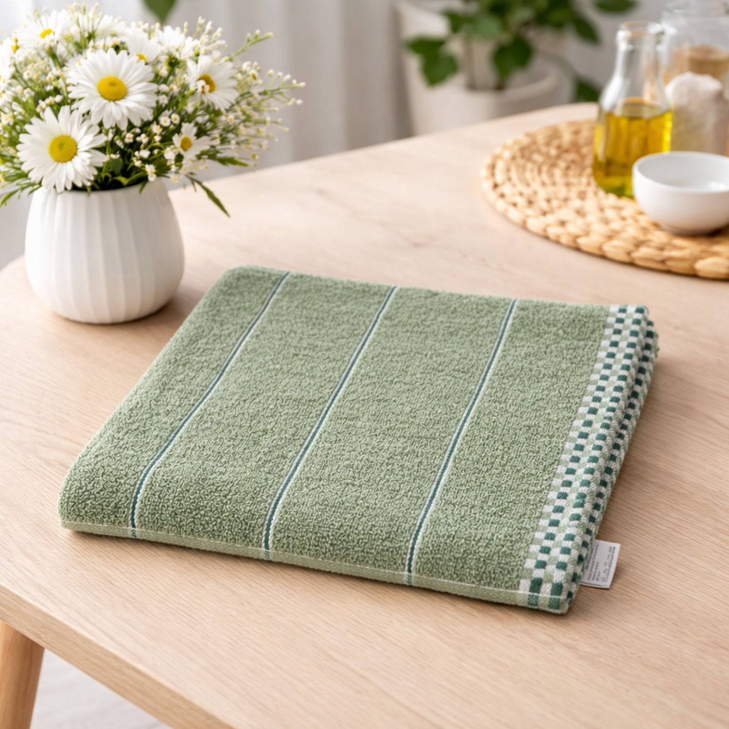 Absorbent cotton cleaning towel, perfect for bathroom routines