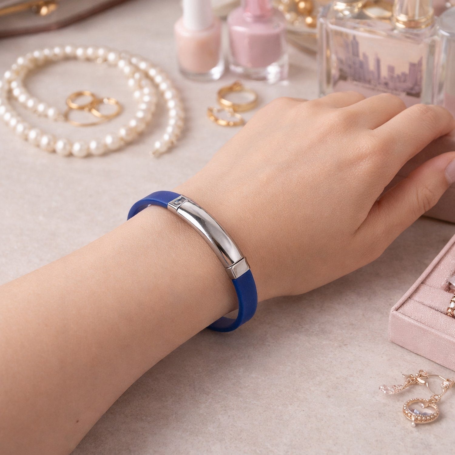 Trendy unisex wrist accessory bracelet with modern design