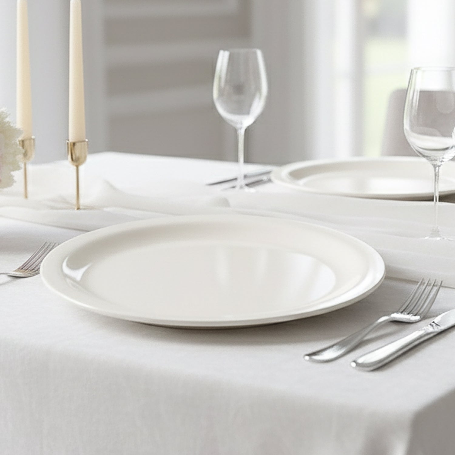 Durable 28cm round plate designed for everyday meal serving