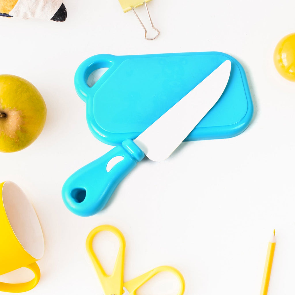Assortment of vibrant toy fruits and vegetables, perfect for imaginative pretend play.