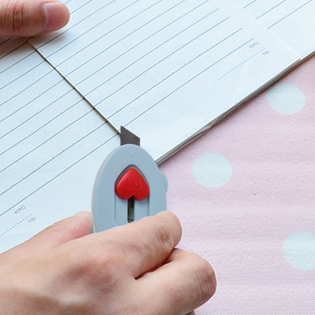 Retractable mini utility cutter knife for safe storage and use