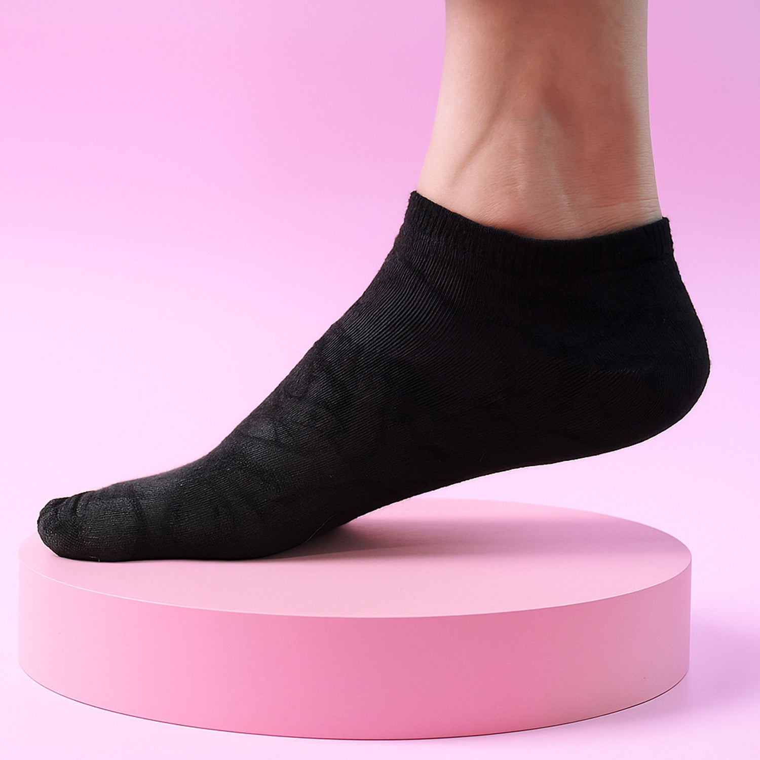 Low-cut design of no-show liner socks for invisibility in shoes