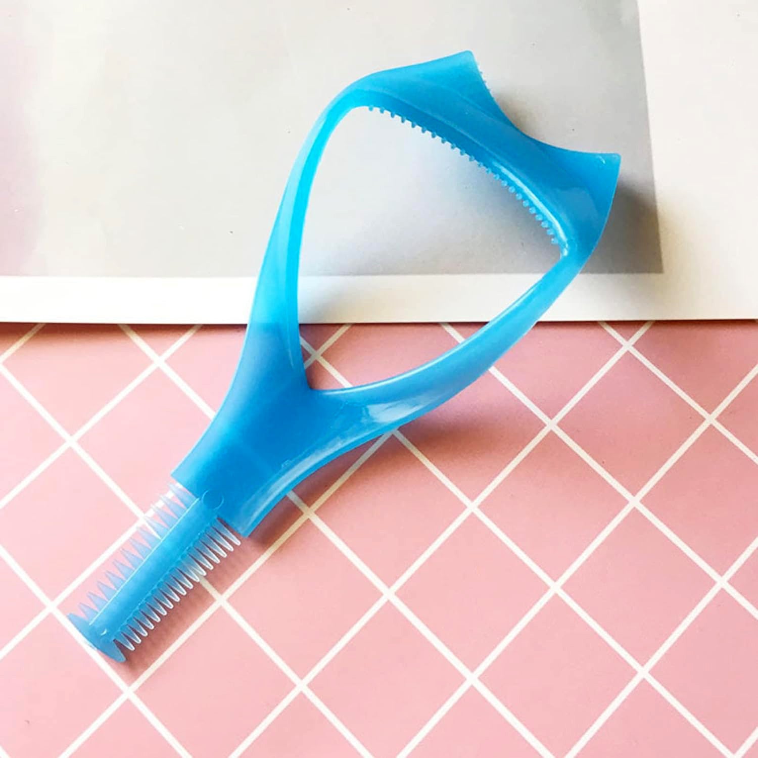Integrated lash brush and comb on the Eyelash Tool for separating and tidying lashes.
