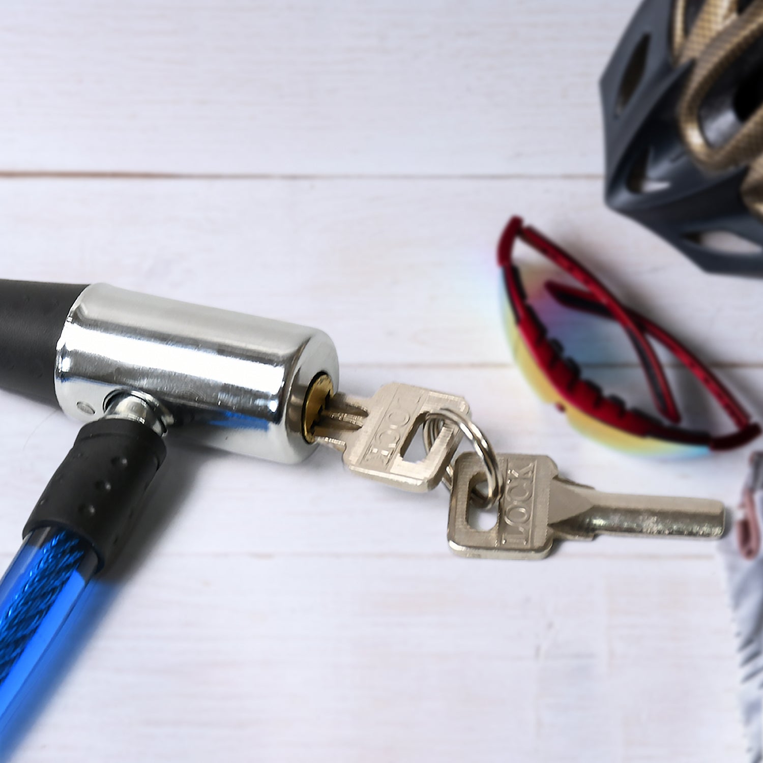 The PVC-coated cable of the Safelix Multi-Purpose Lock preventing scratches.
