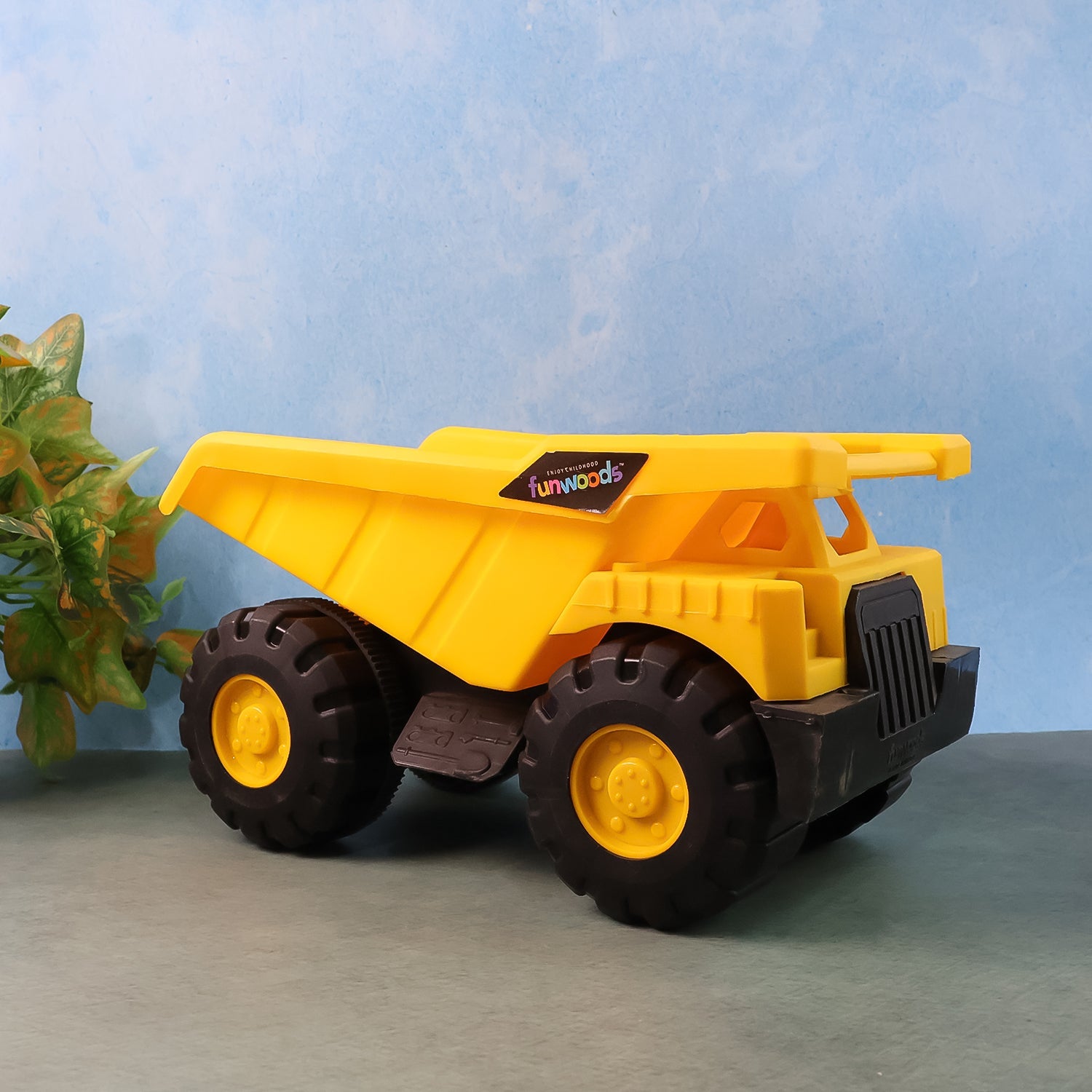 Durable Funwoods friction-powered dump truck toy with tipping dumper bed
