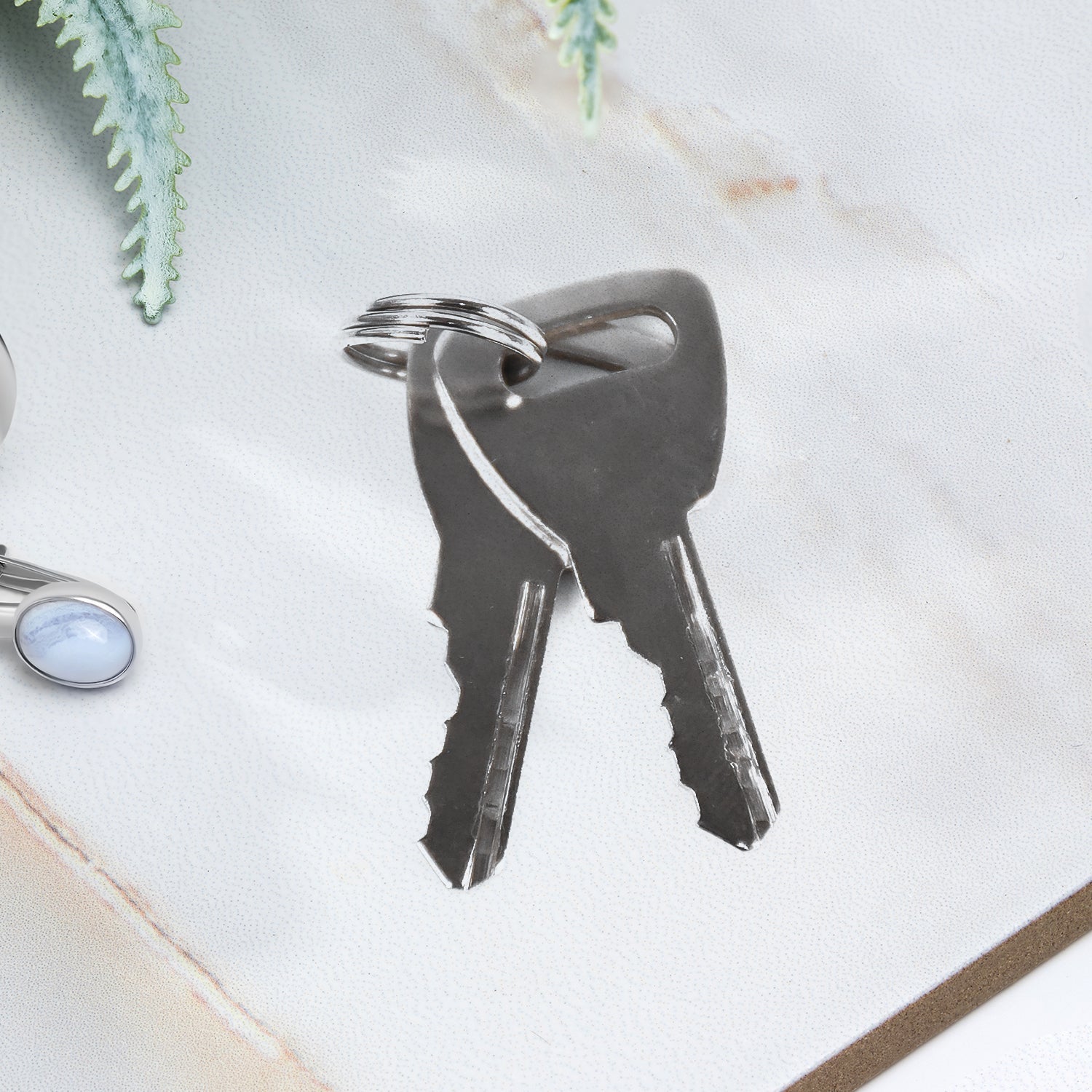 Heavy duty lock with protective polymer sleeve and 2 keys included