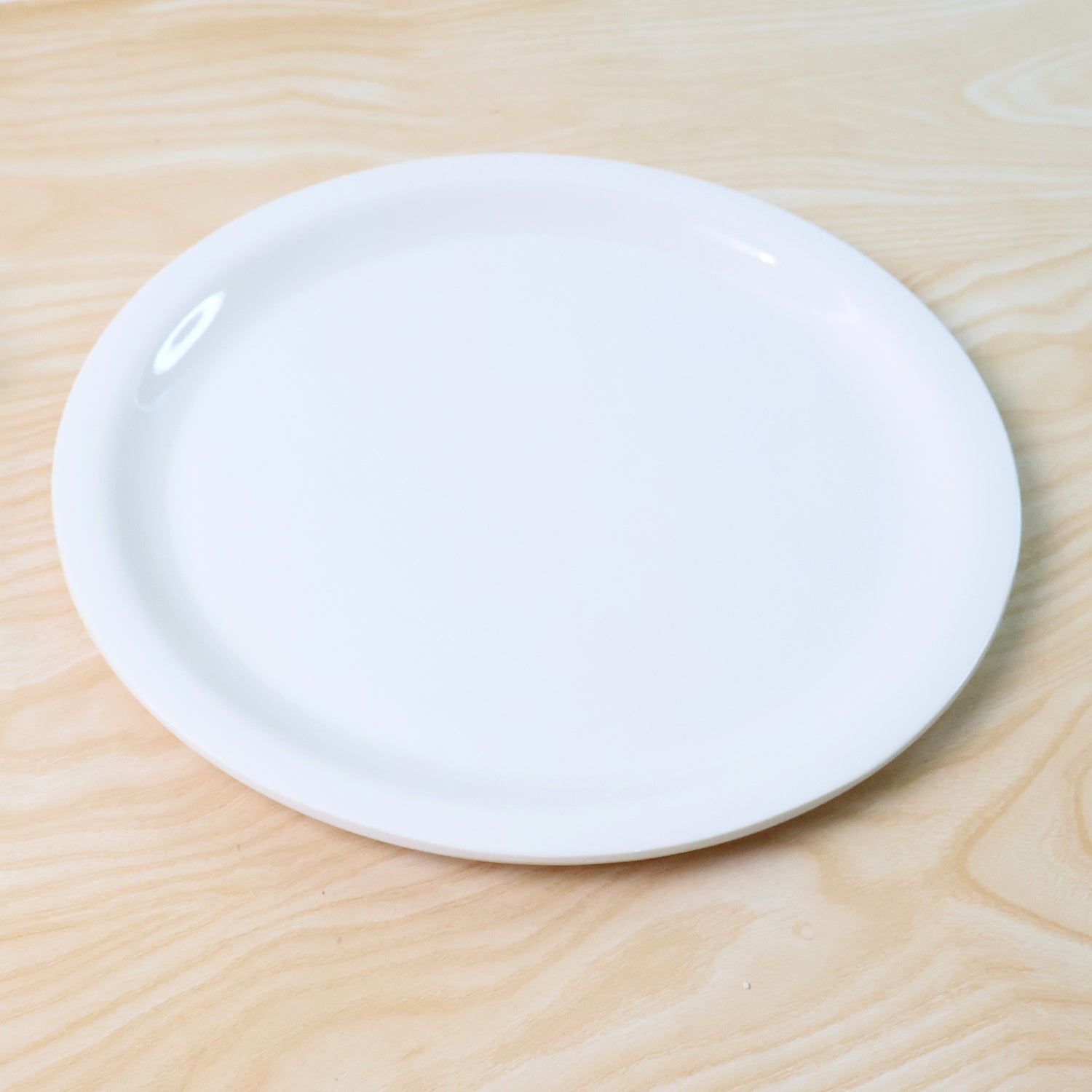 Round serving plate made of durable food-safe plastic material
