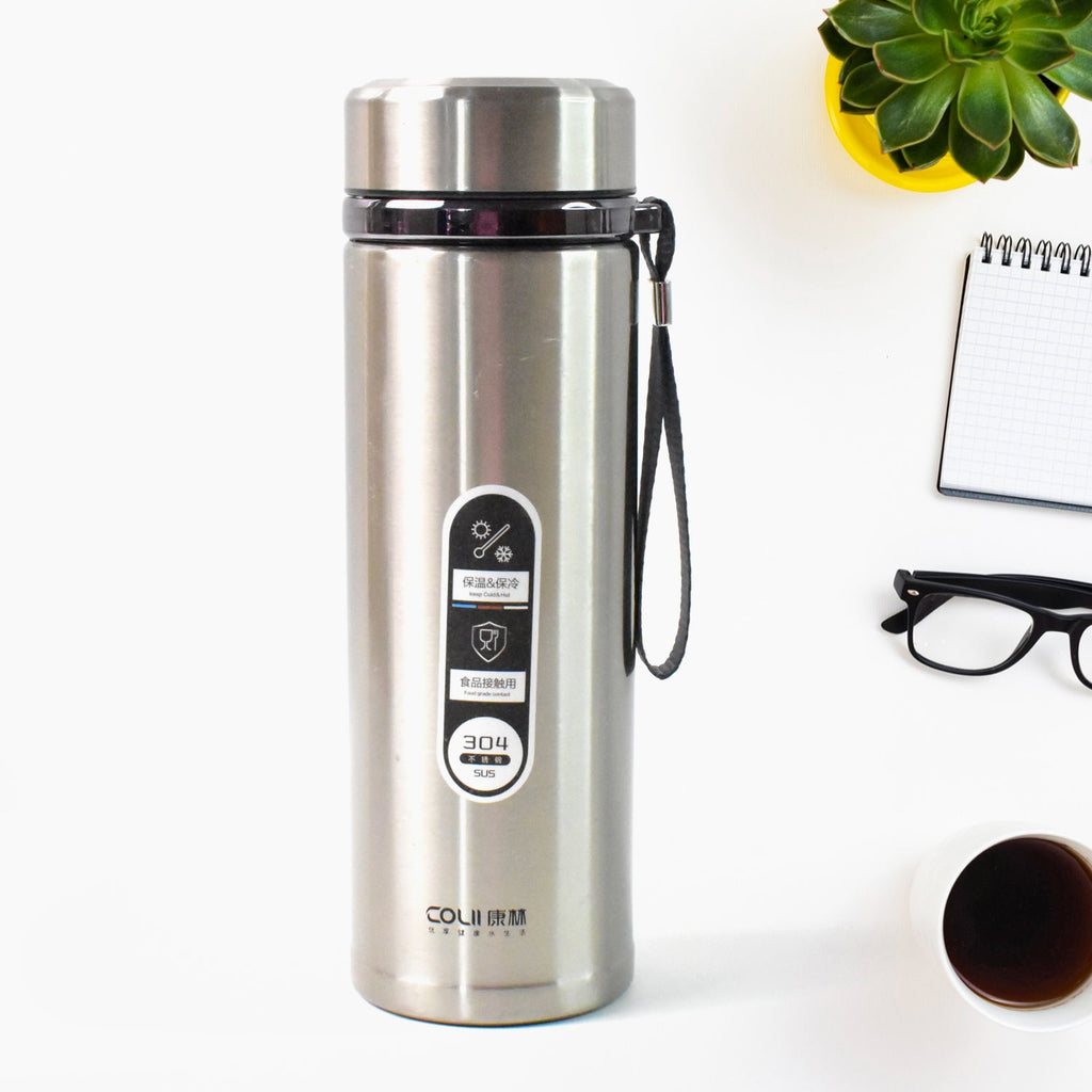 Wide mouth design of the insulated water bottle, ideal for ice cubes and easy cleaning.