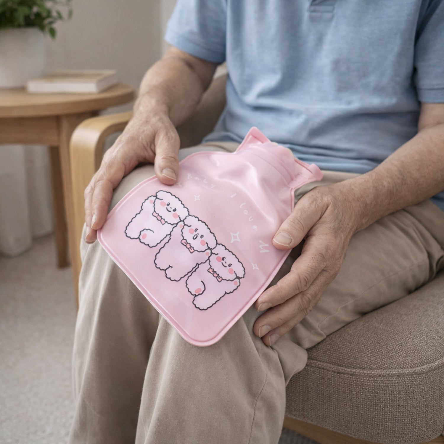 Flexible mini hot and cold water therapy bag adapting to body contours