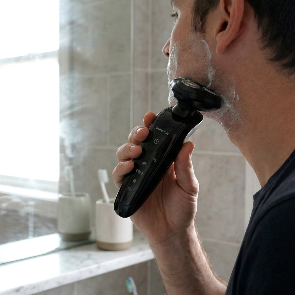 Electric rotary shaver suitable for wet and dry shaving