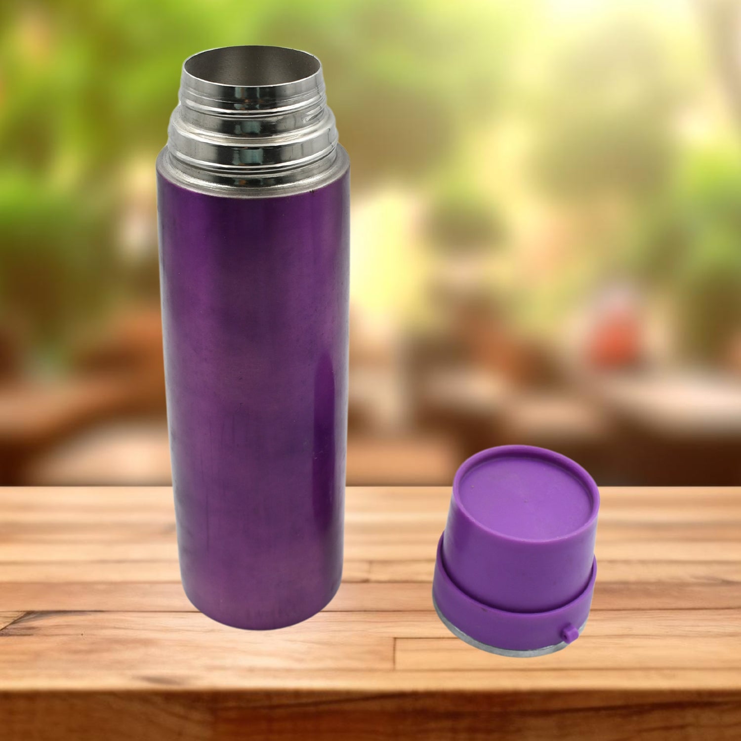 Secure lid of the leak-proof stainless steel bottle, preventing spills.