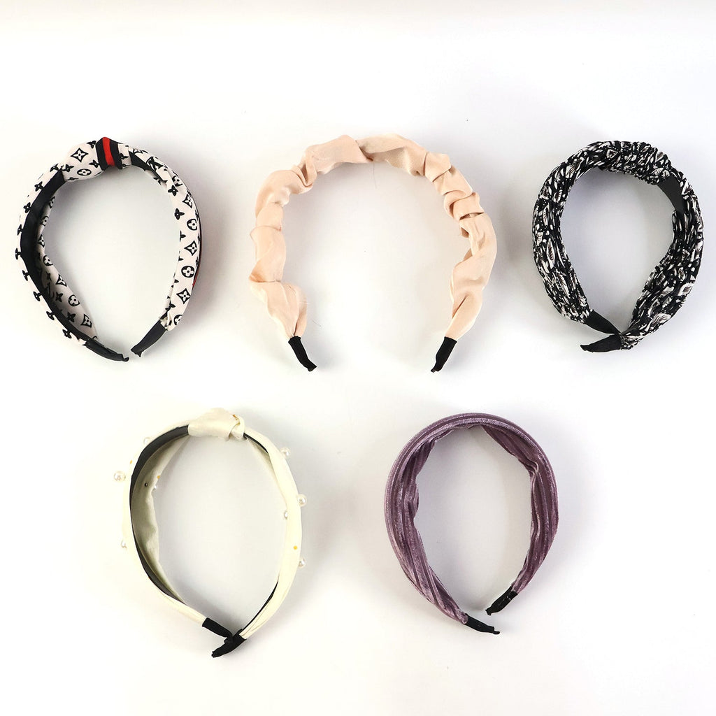 Flexible plastic base supports ribbed knot hairband’s durable design