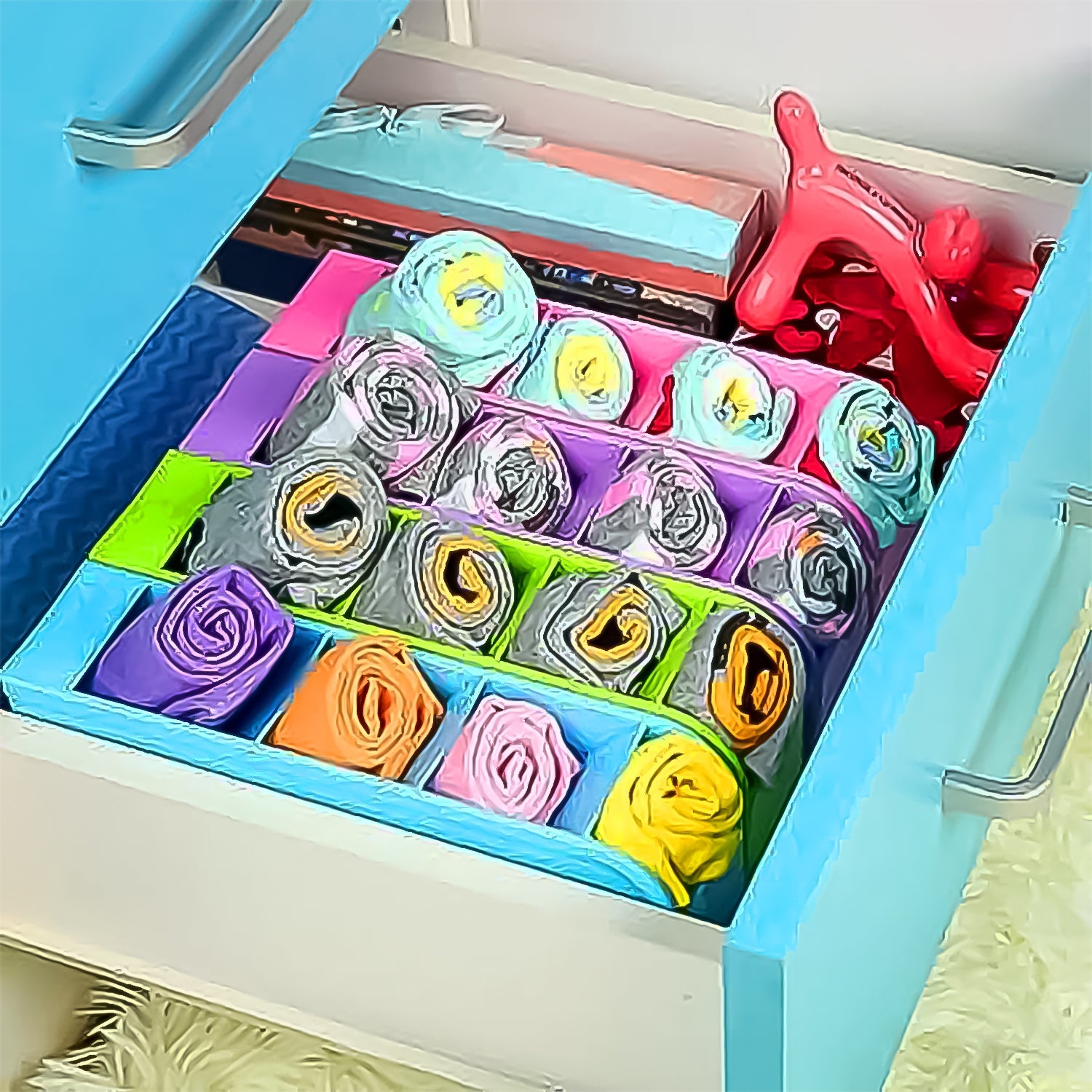 Empty transparent 4-compartment organiser, highlighting its sleek and minimalist design.
