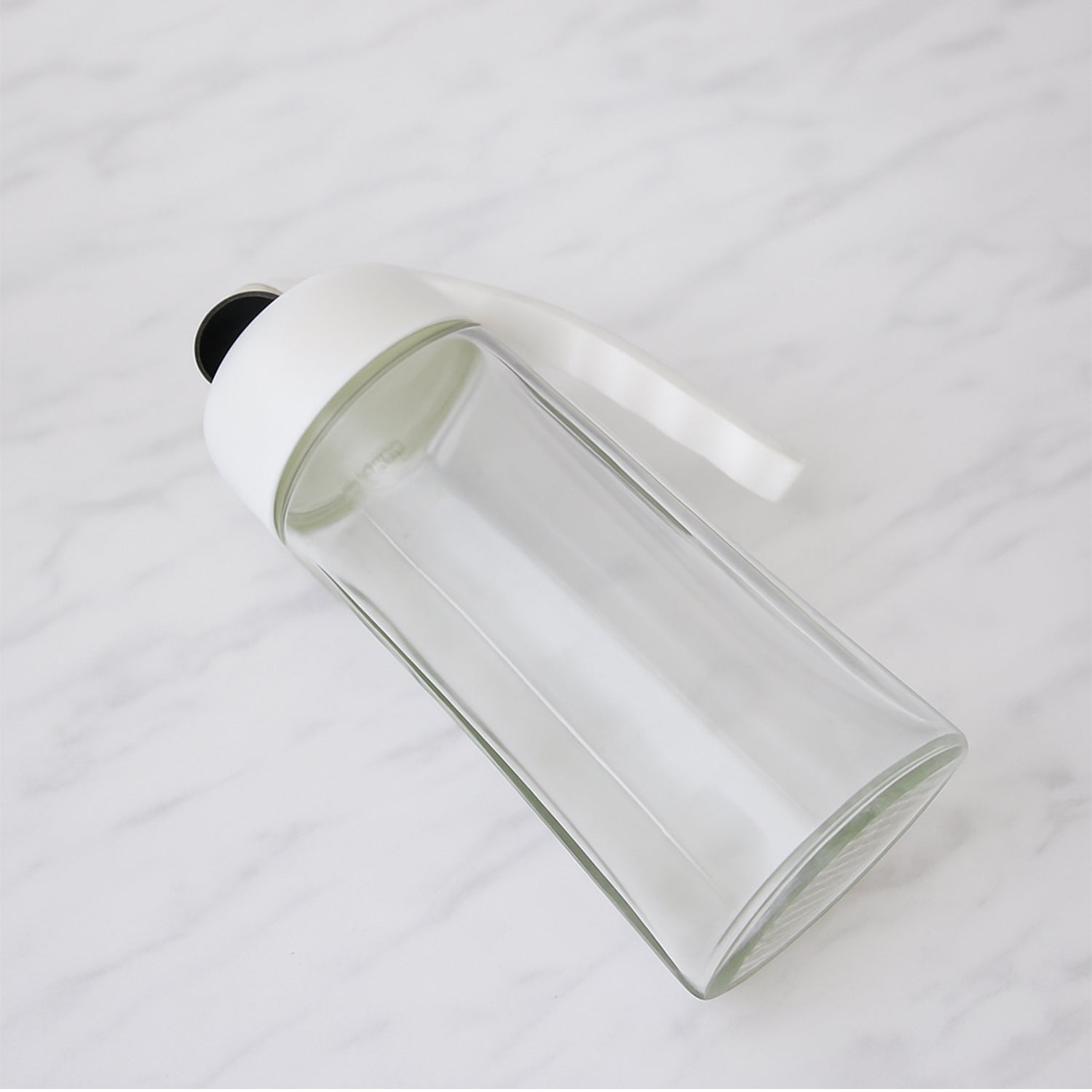Automatic lid mechanism opening on glass oil bottle dispenser