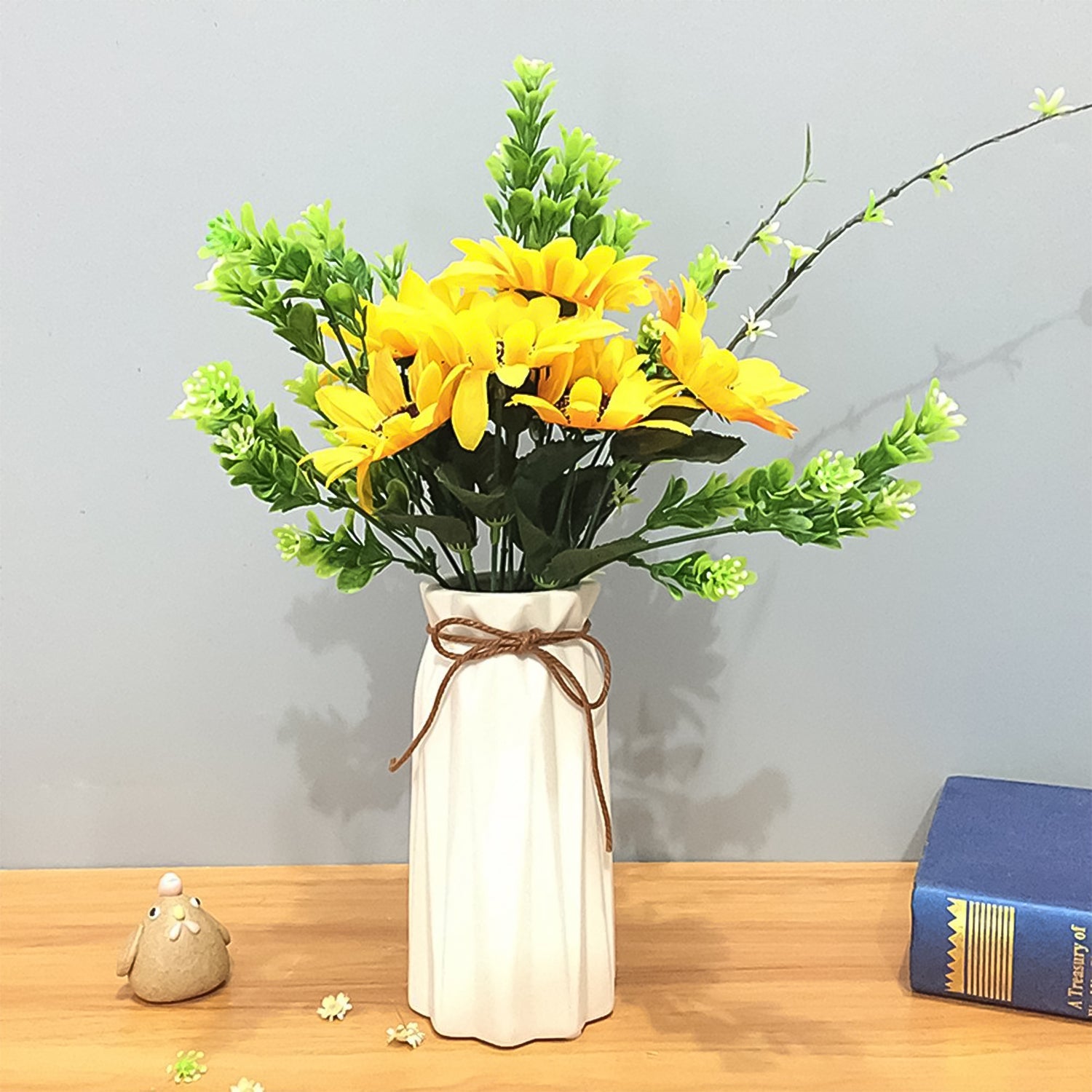 Decorative plastic flower vase perfect as a housewarming gift