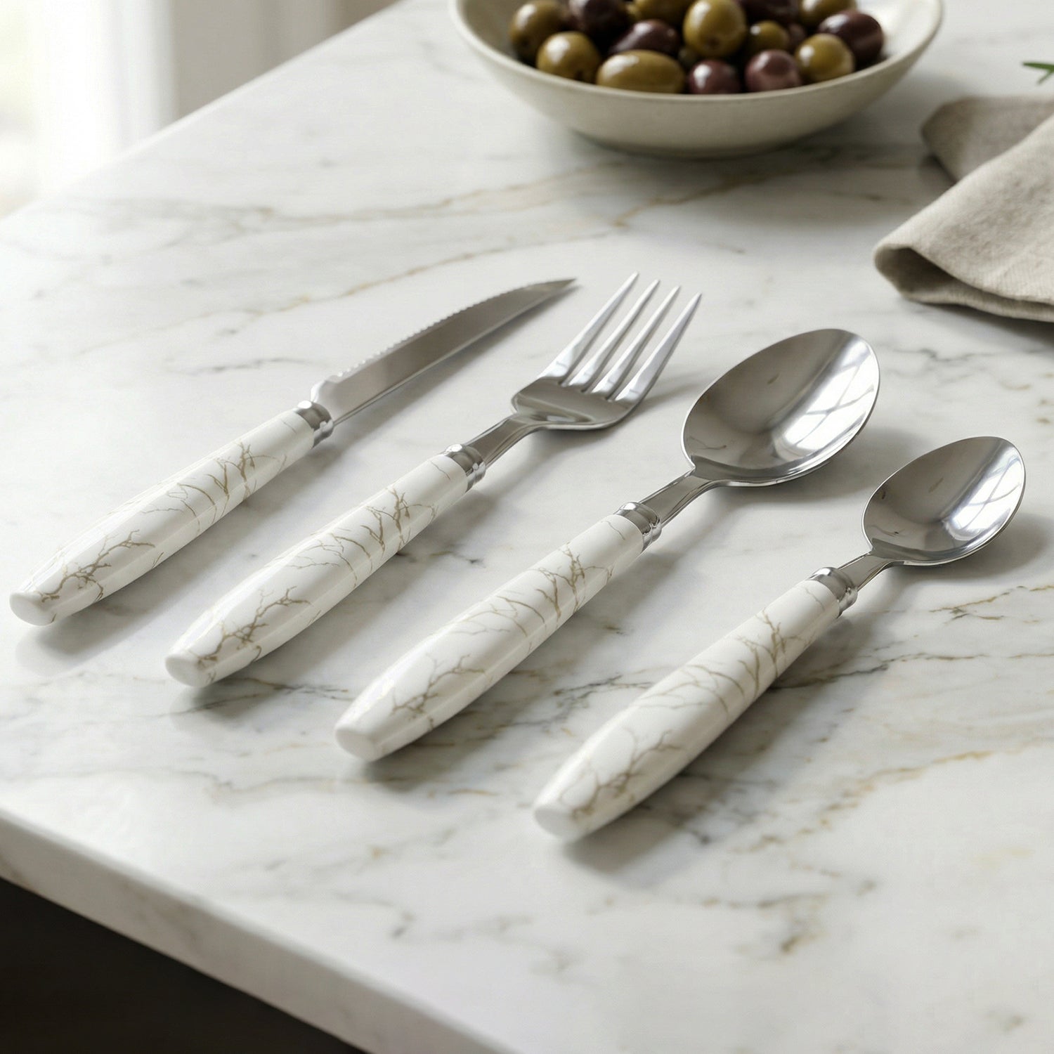 Decorative handle stainless steel flatware set