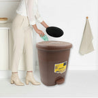 Close-up of the integrated handle on the mini plastic dustbin for easy portability.