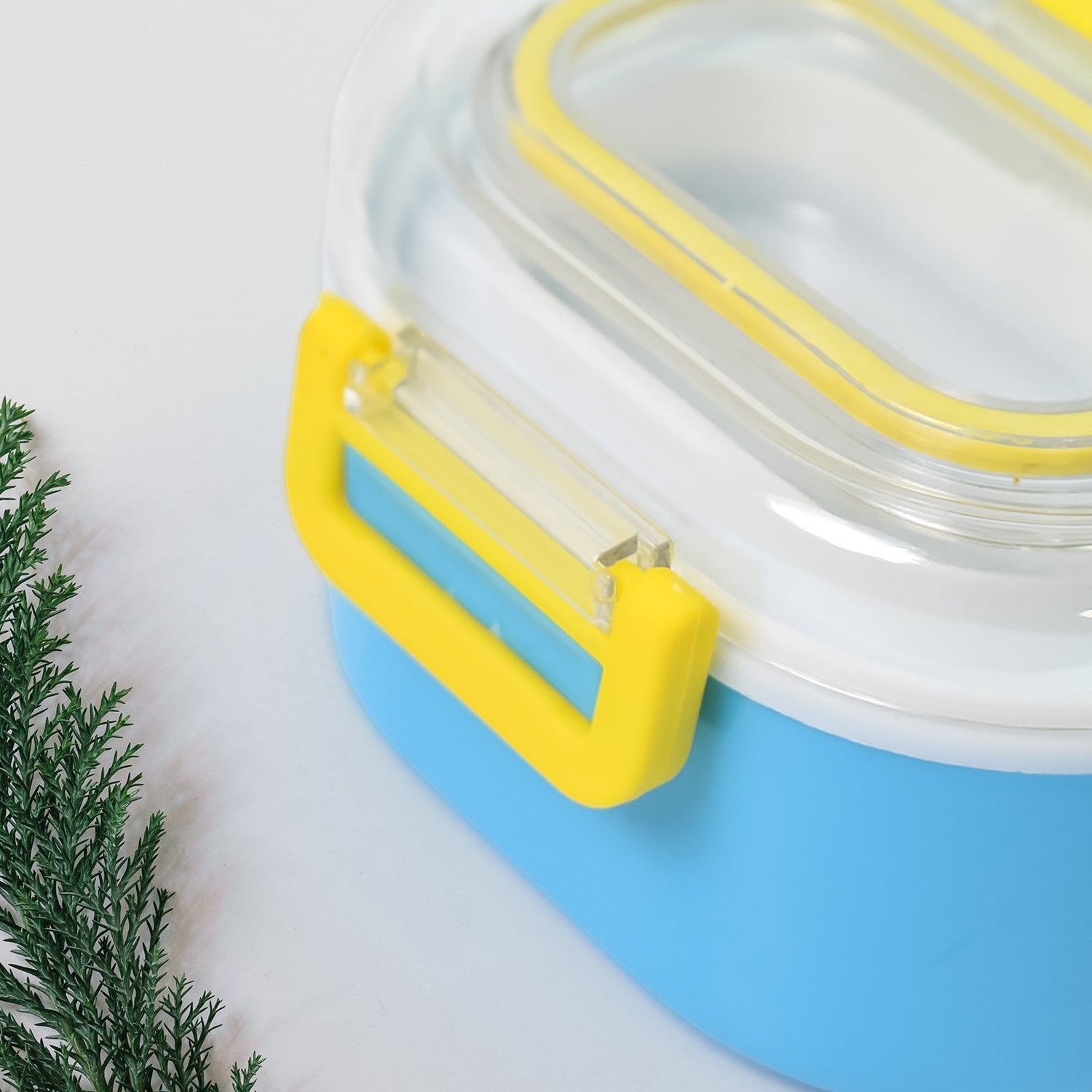 Easy-to-carry school lunchbox for kids, designed for busy routines and outdoor adventures.