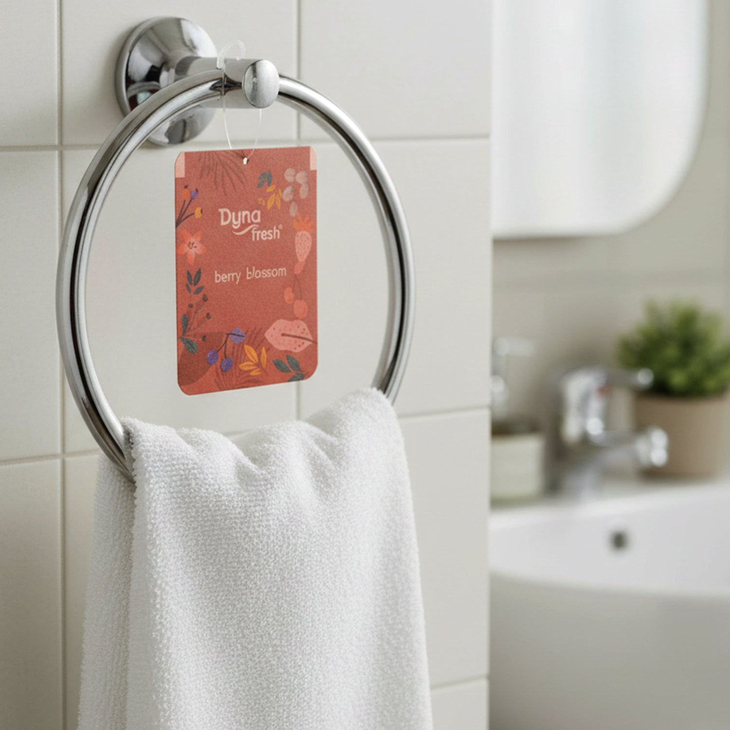 Compact berry scented air gel for bathroom