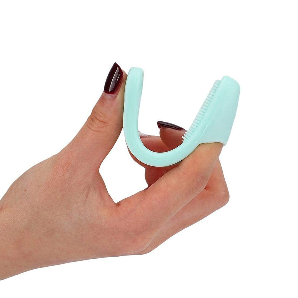 Flexible and gentle silicone brush, ideal for a comfortable face cleansing experience.