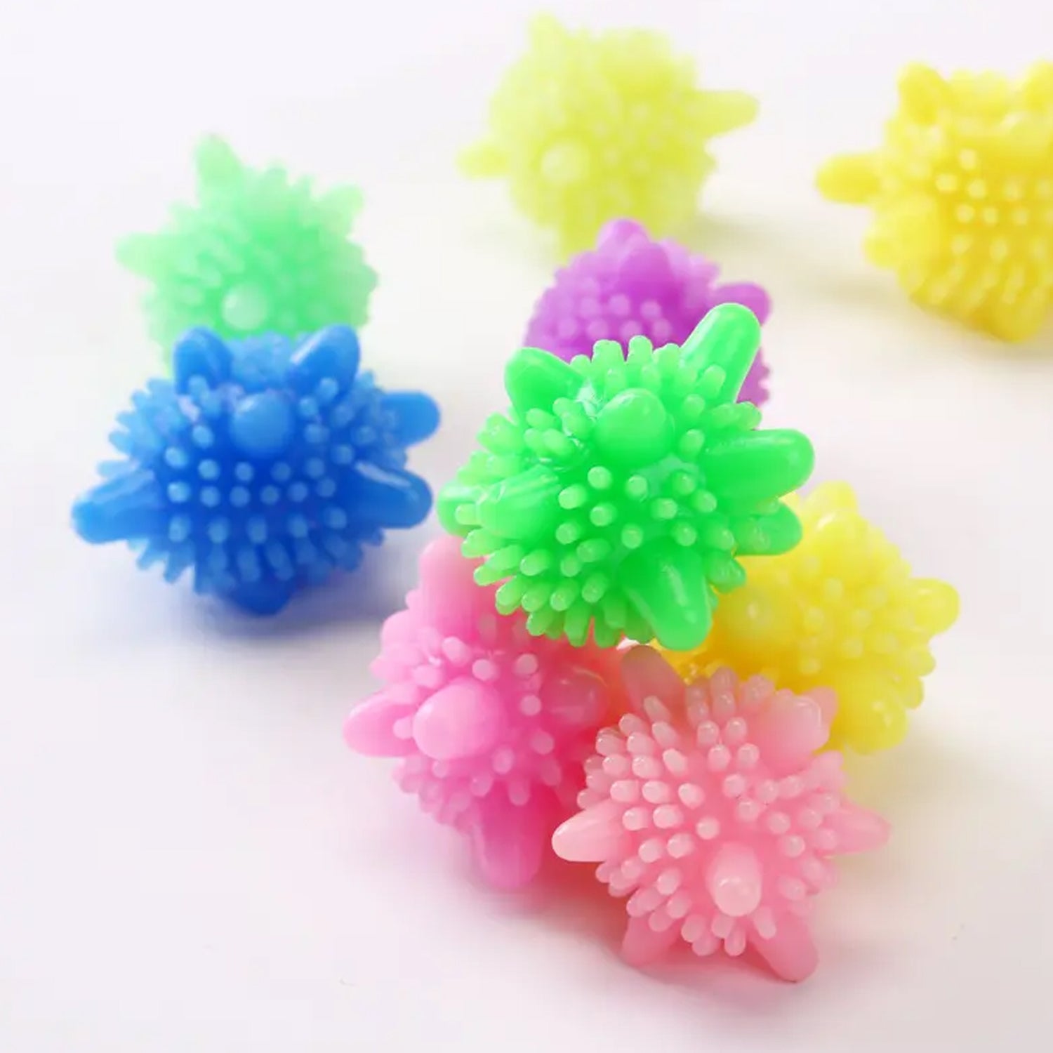 Laundry balls effectively working to prevent clothes from tangling in the washing machine.