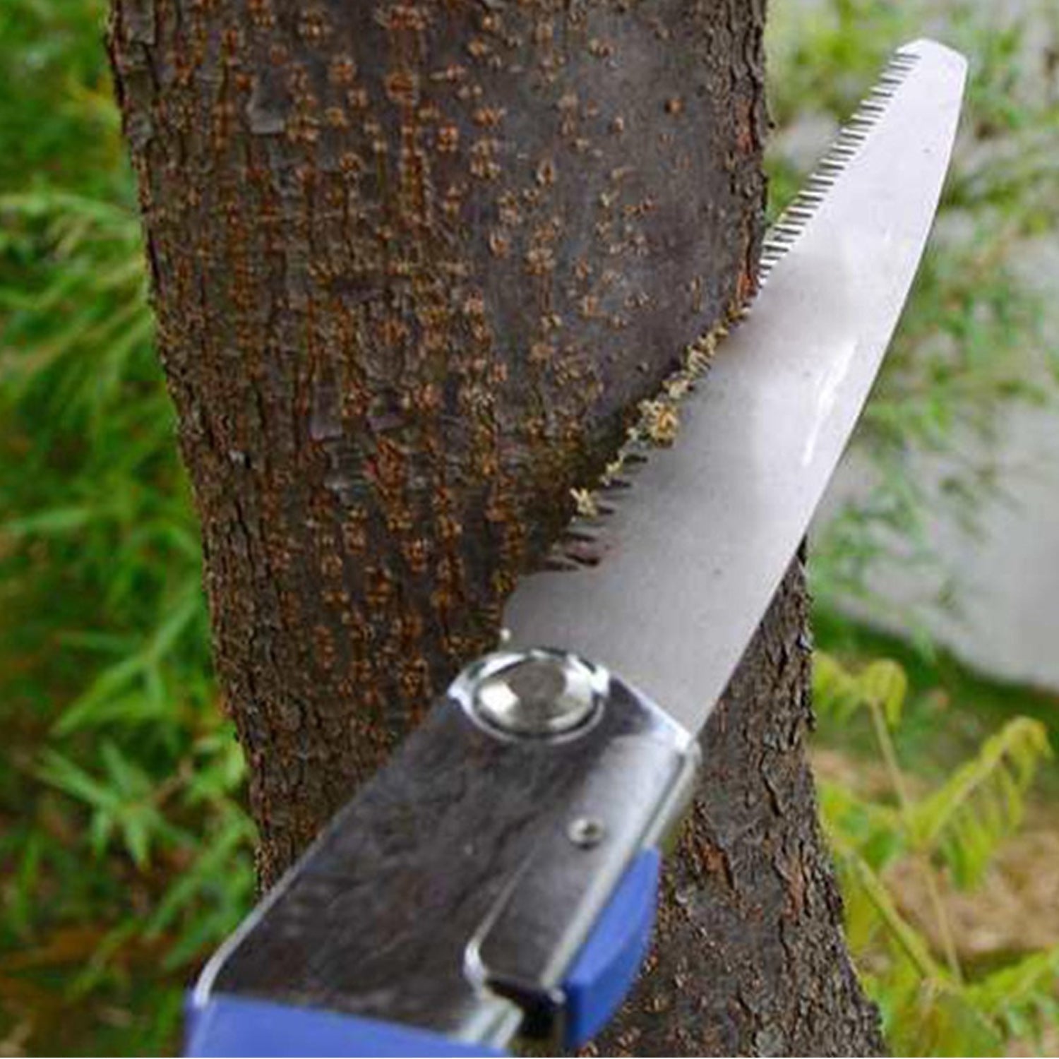 Ergonomic handle and safety lock mechanism of the folding gardening saw.