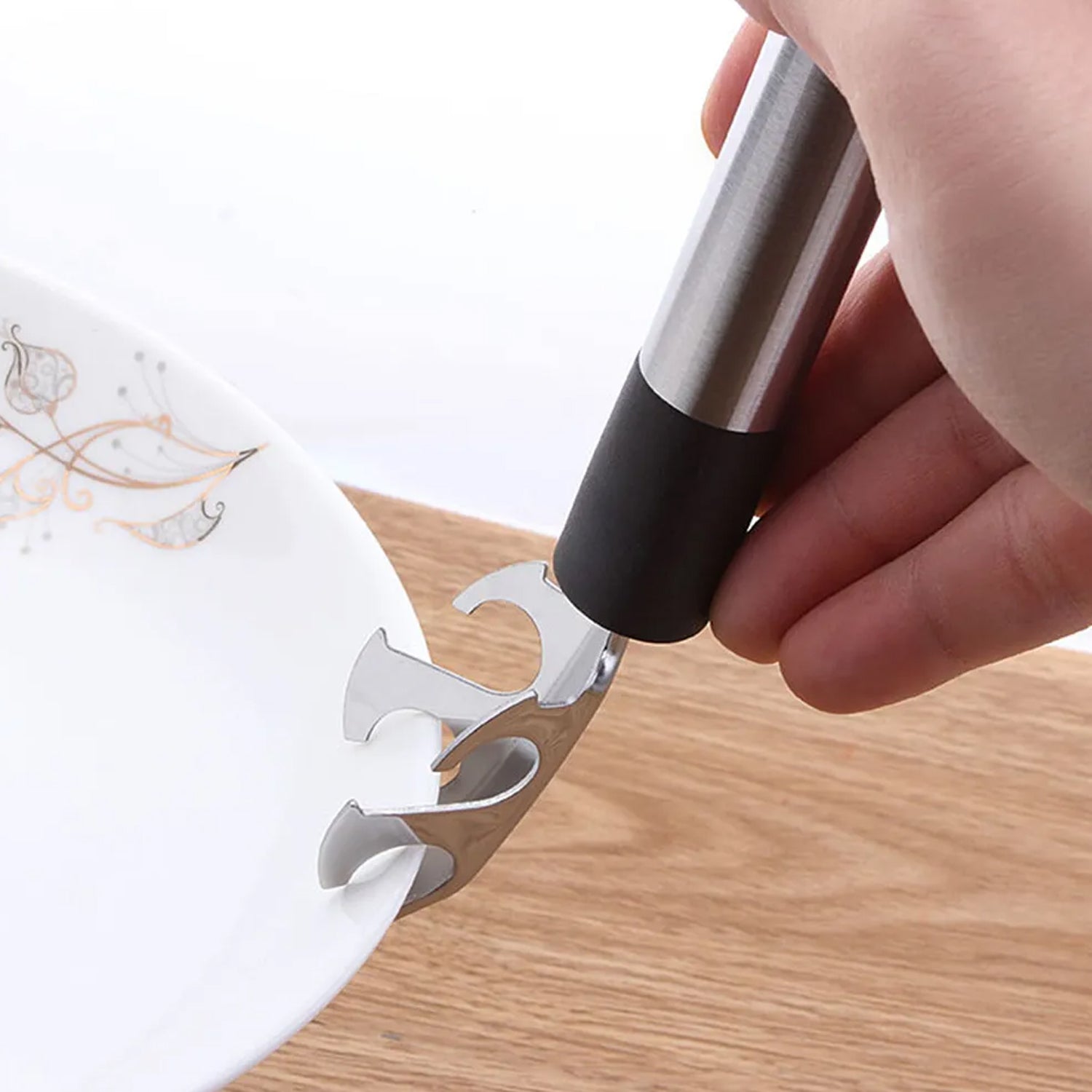 Close-up of hot pot gripper's strong grip on kitchen utensil