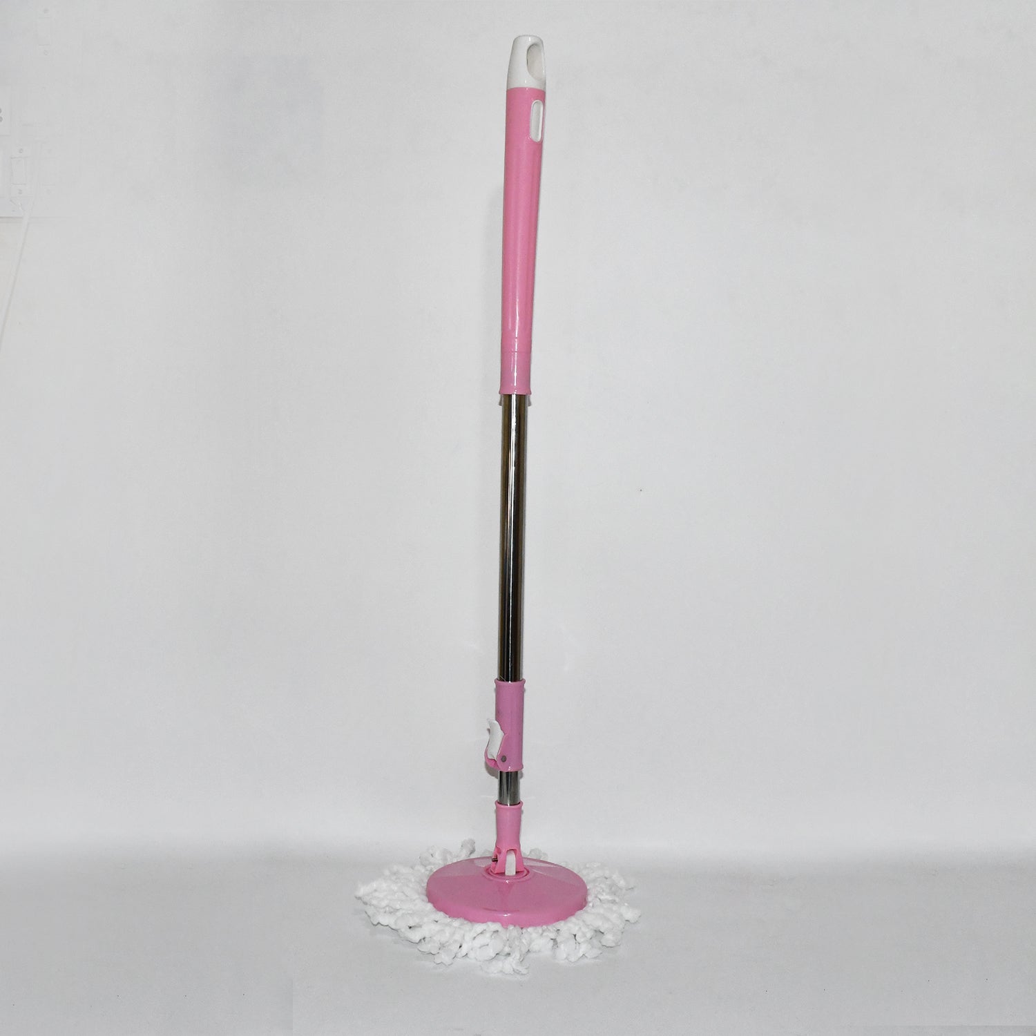 Mop handle featuring a convenient twist-lock system for easy wringing.
