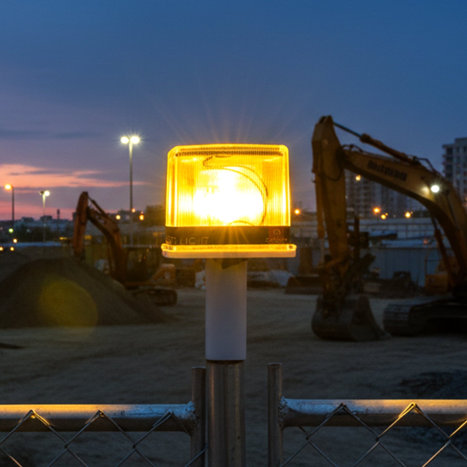 Weather-resistant outdoor warning beacon light for industrial use
