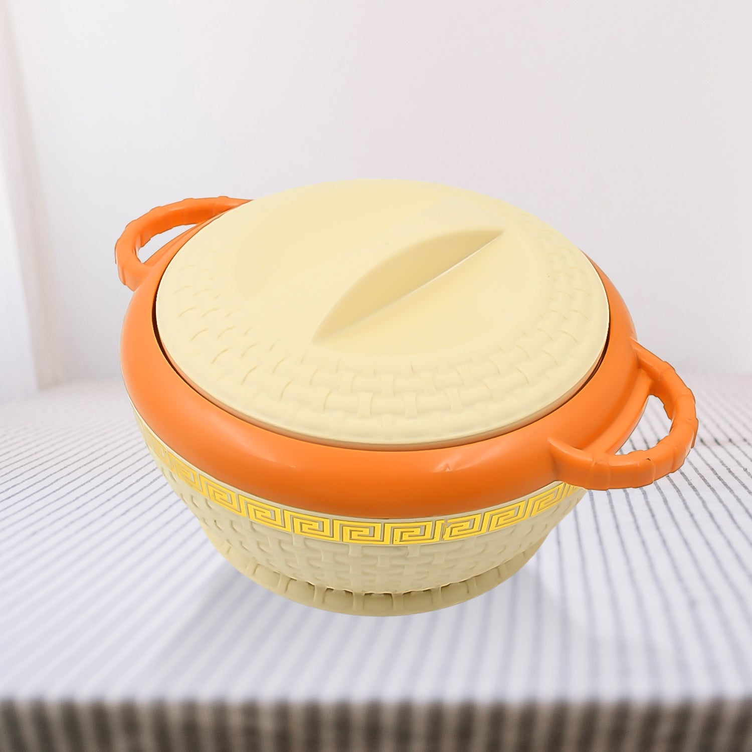 800ml insulated hot pot displaying its heat retention features.