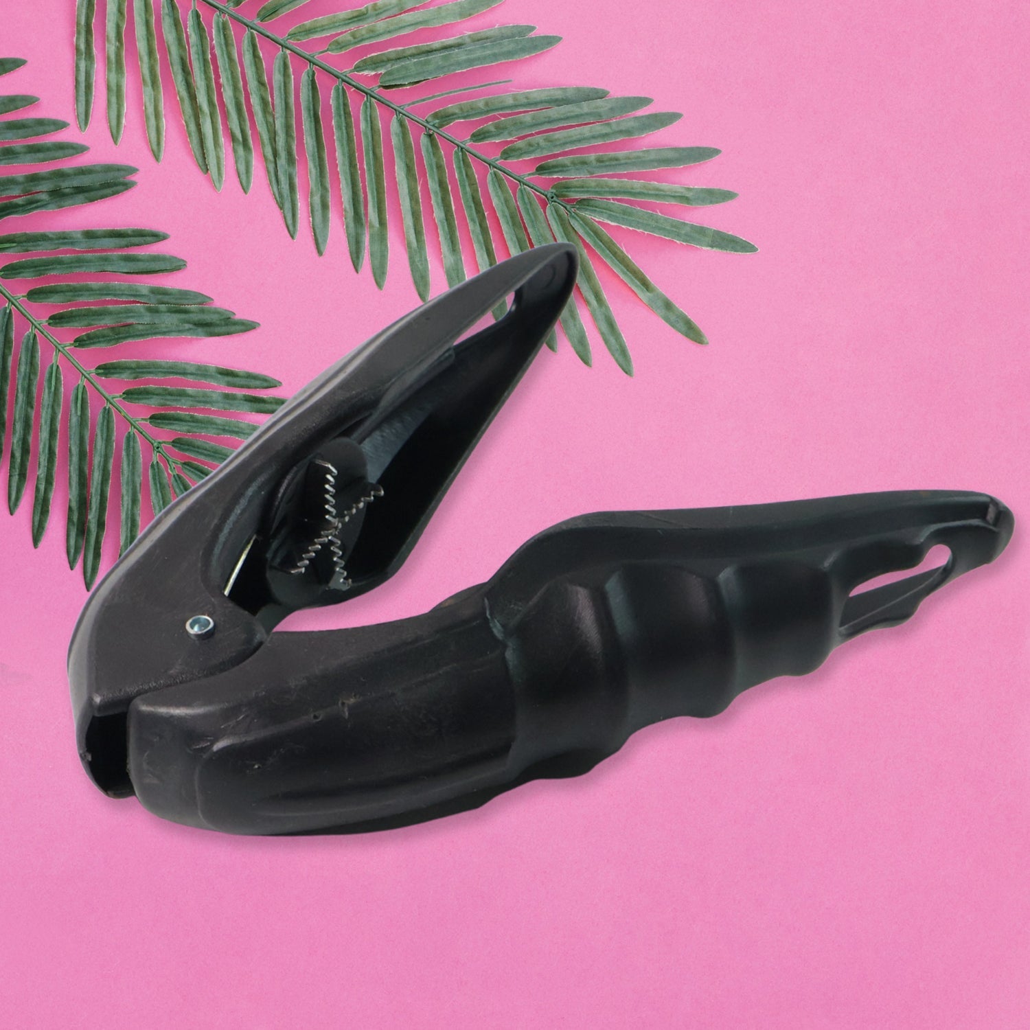 Dual purpose nut and seafood cracking tool with ergonomic grip