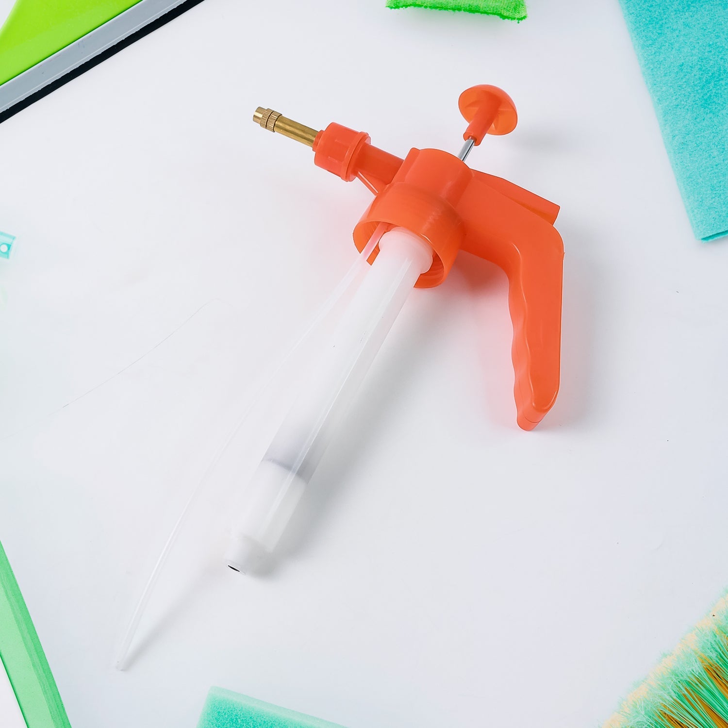 Sleek stream spray from 1L handheld pressure water sprayer bottle