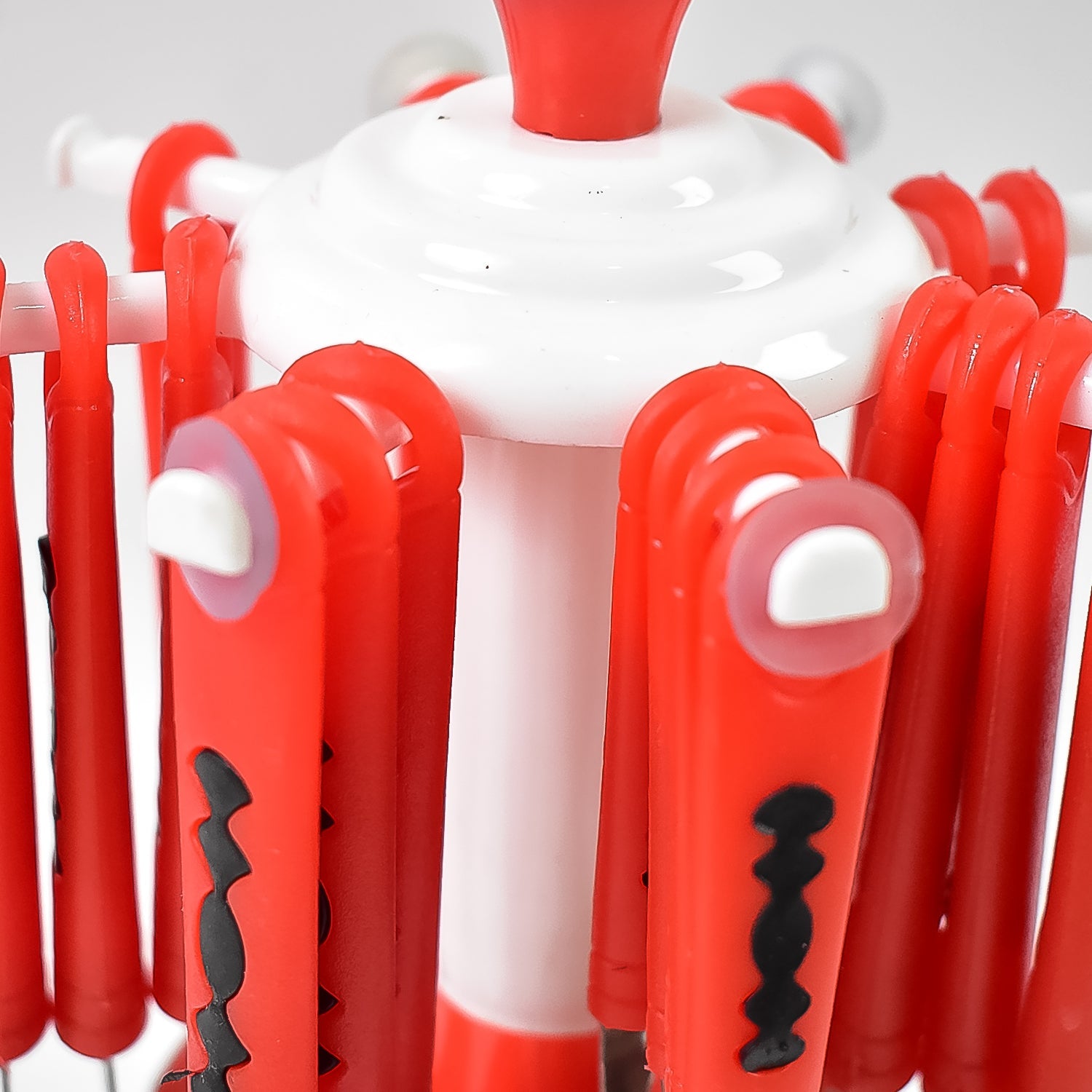 Ergonomic handle design of the stainless steel flatware for comfortable grip.