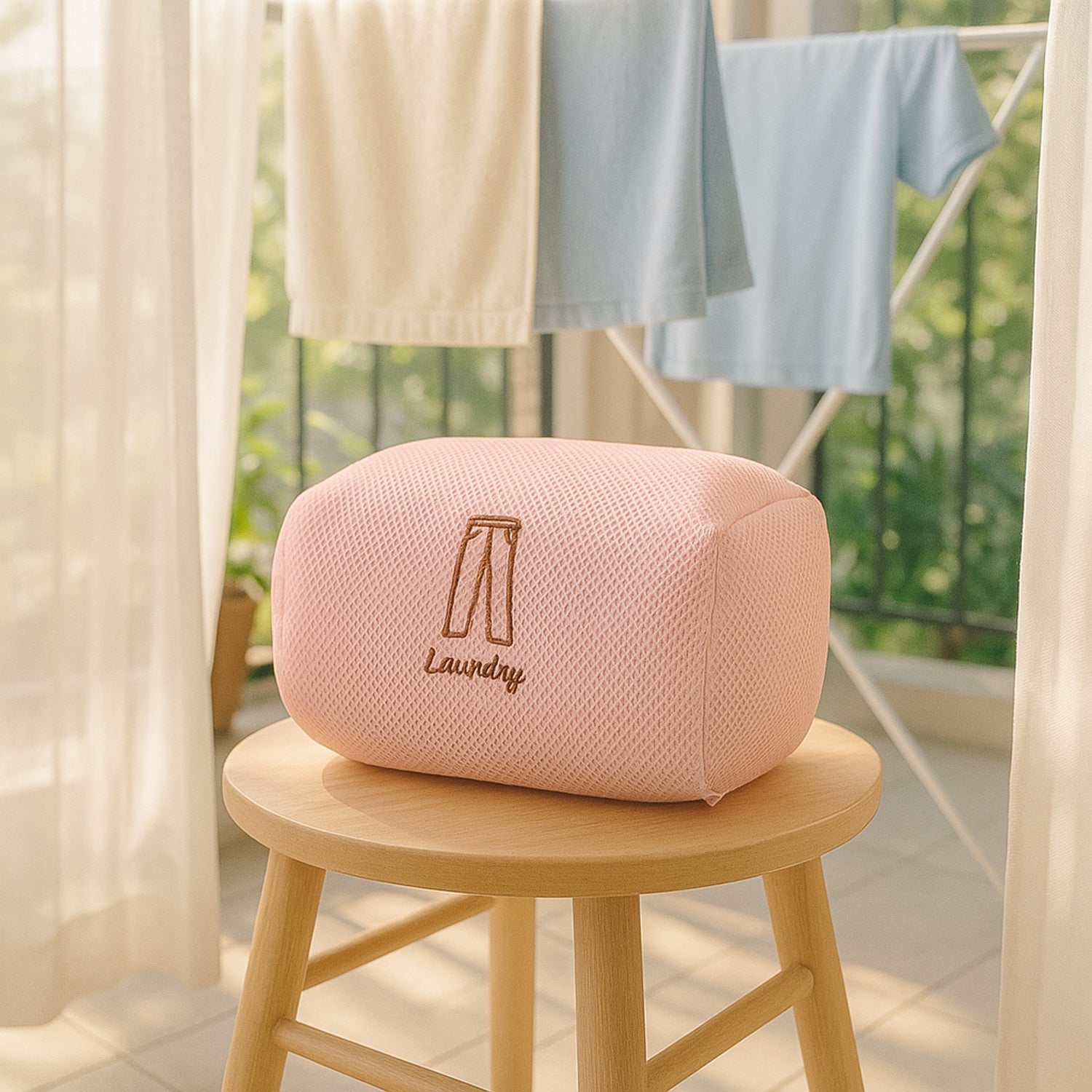 Durable mesh laundry wash bag with zipper guard for washing machine