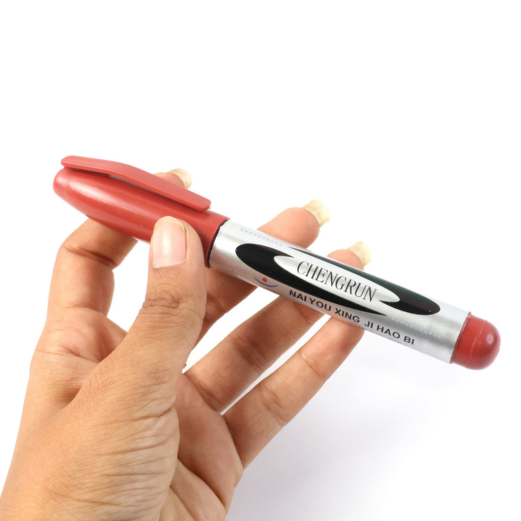 Bold ink flow from maroon permanent marker pen tip