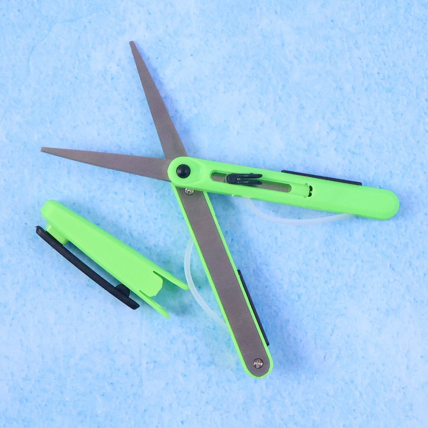 Detail of the retractable handle mechanism on the portable pen scissors.