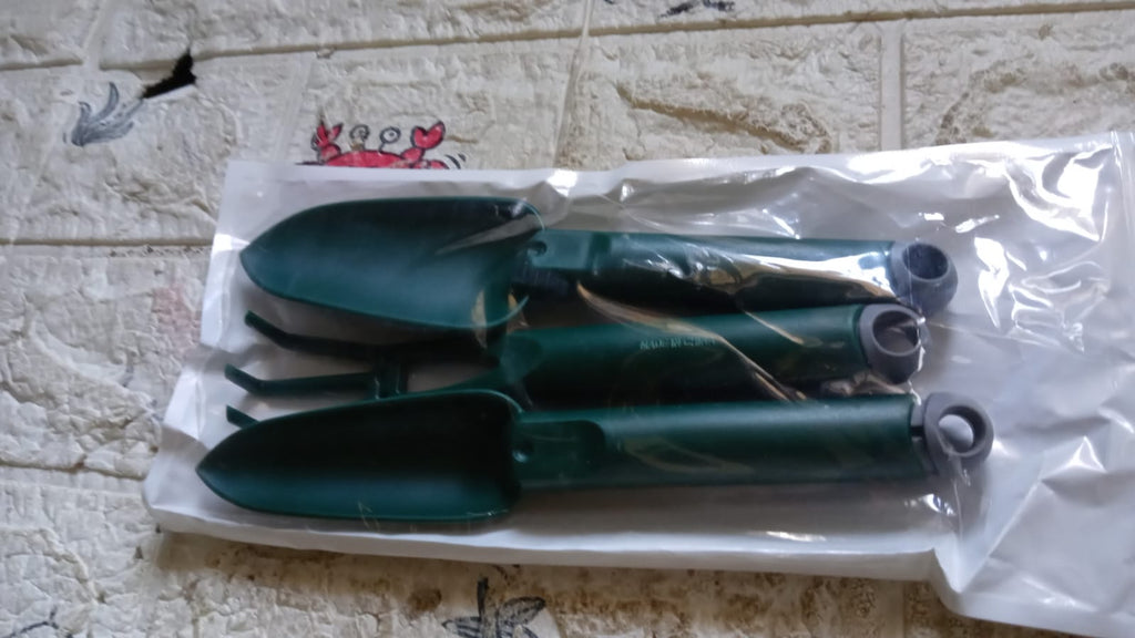 Top-down view of the heavy duty garden trowel, ready for your next planting project.