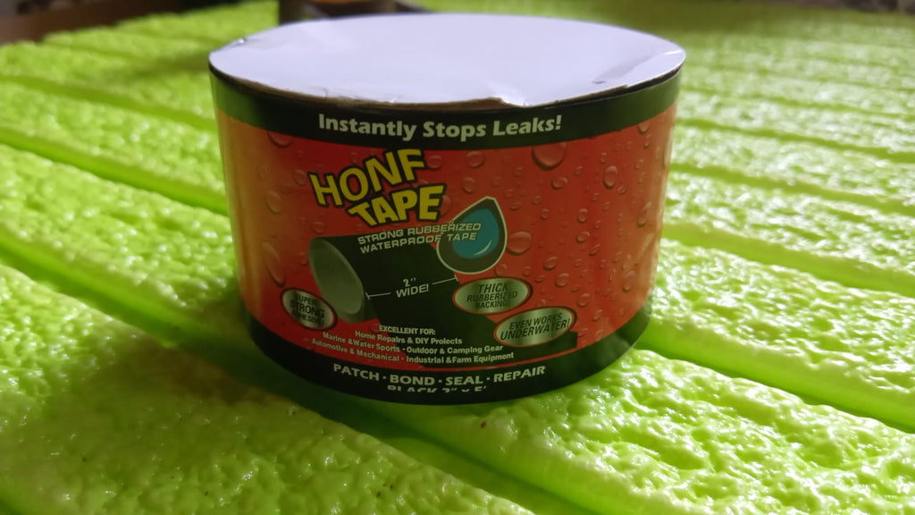 Stretching leak-proof sealing tape on pipe surface