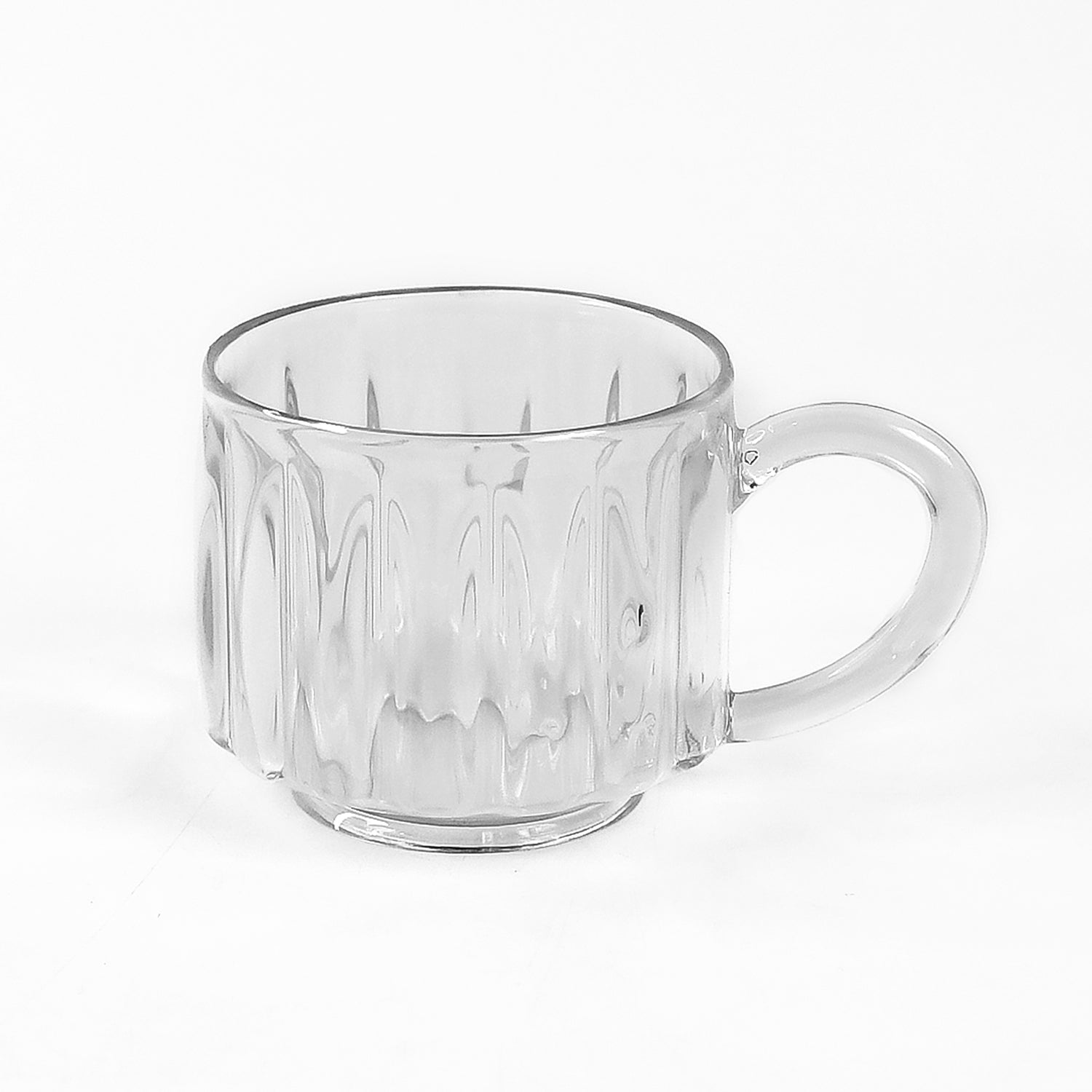 Ergonomic handles on unbreakable plastic tea cups for comfortable grip