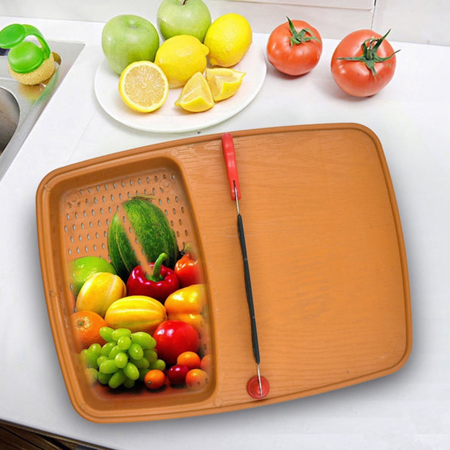 The Cut & Wash Box in action, demonstrating its convenience for washing various fruits.