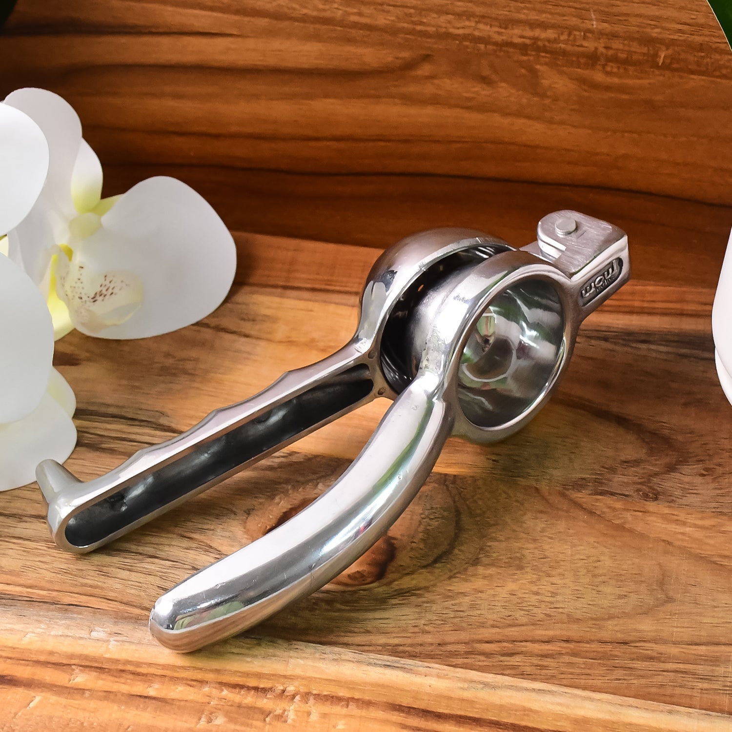 Compact aluminum lemon squeezer with dual-lever design