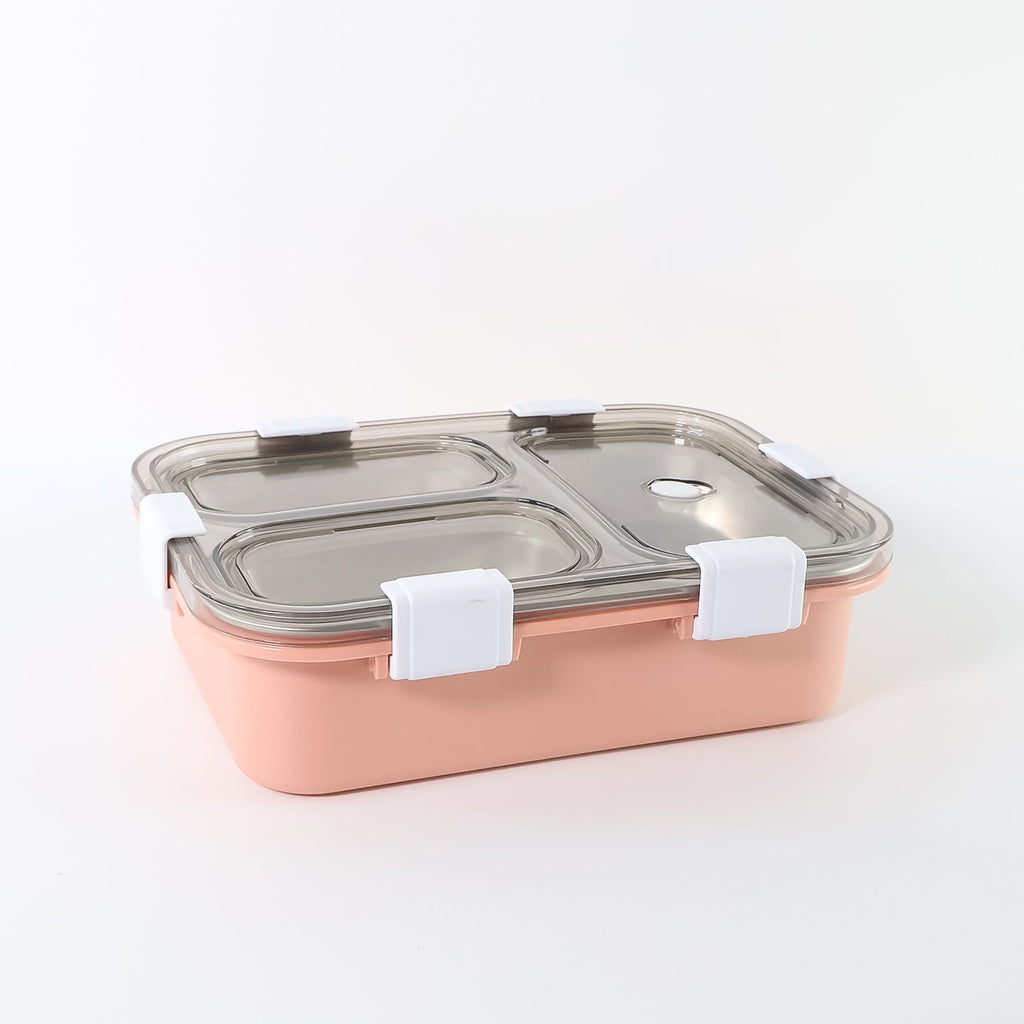 BPA-free outer case of the 3-compartment lunch box, designed for easy carrying.